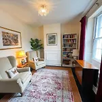 펜션 Church End Cottage,
